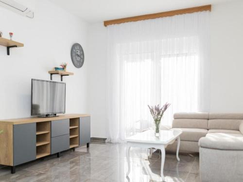 Mihael Holiday House - Three Bedroom Holiday Home with jacuzzi