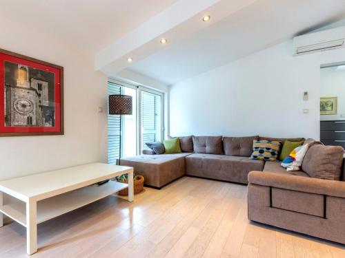 Serene Rural Villa with Pool, Sun Deck, and Children's Play Area - Five Bedroom Villa