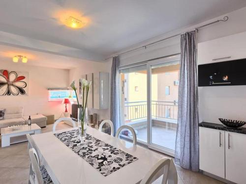 Three Bedroom Apartment with Sea View and Pool Aside