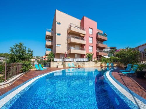 Three Bedroom Apartment with Sea View and Pool Aside