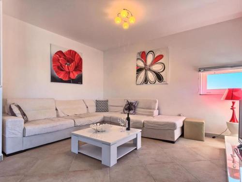 Three Bedroom Apartment with Sea View and Pool Aside