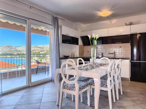 Three Bedroom Apartment with Sea View and Pool Aside