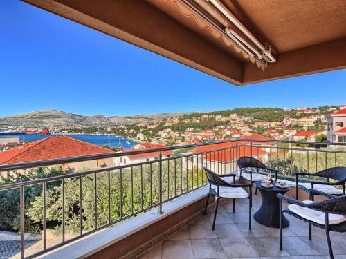 Three Bedroom Apartment with Sea View and Pool Aside