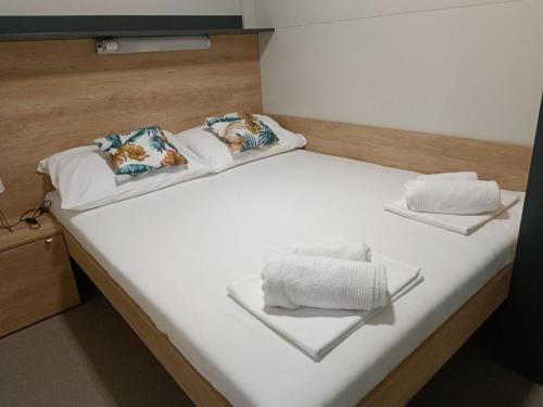 Ένα ή περισσότερα κρεβάτια σε δωμάτιο στο Standard Two Bedroom Mobile Home with Sea View and Terrace