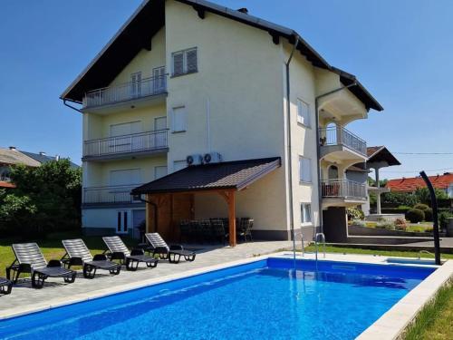 Holiday Home Dugo Selo M&A - Five Bedroom Holiday Home with Terrace