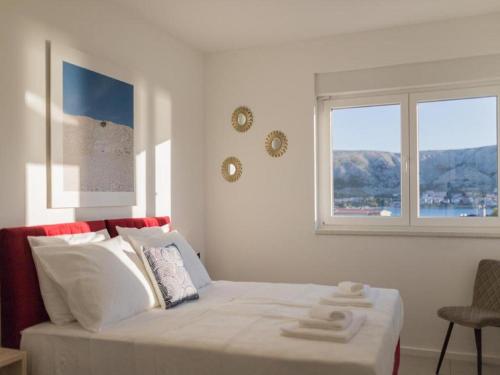 ein Schlafzimmer mit einem Bett mit Handtüchern darauf in der Unterkunft Luxury Villas Bellavista - Four Bedroom Villa with Pool in Pag