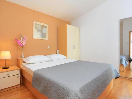 Apartments Ro i - Classic Two Bedroom Apartment with Balcony and Sea View