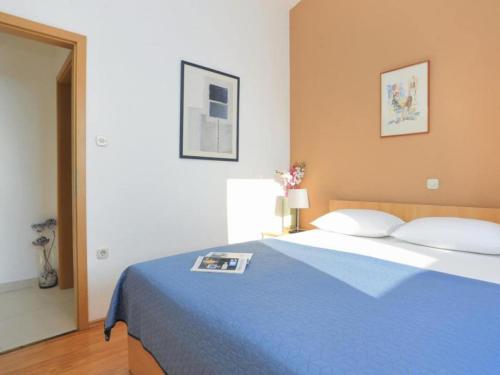 Apartments Ro i - Classic Two Bedroom Apartment with Balcony and Sea View