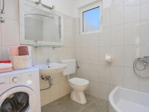 Apartments Ro i - Classic Two Bedroom Apartment with Balcony and Sea View