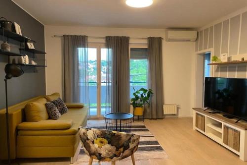Modern & Charming - Free Private Parking - One Bedroom Apartment