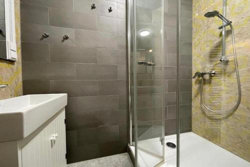 Modern & Charming - Free Private Parking - One Bedroom Apartment