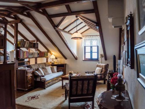 O zonă de relaxare la Stone House Seaside Retreat on Bra Island - Two Bedroom Apartment 2