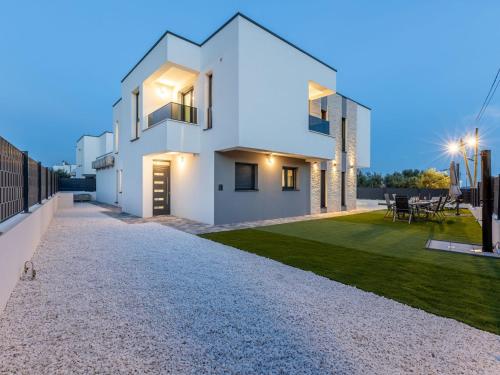 Villa Bonce - Five Bedroom Villa with Private Swimming Pool