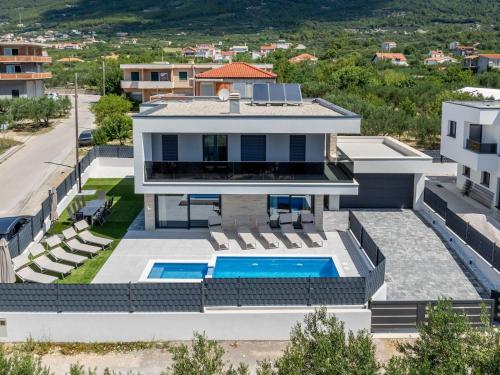 Villa Bonce - Five Bedroom Villa with Private Swimming Pool