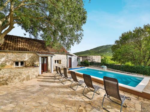 Πισίνα στο ή κοντά στο Three Bedroom Holiday Home with Pool
