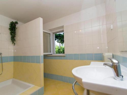 a bathroom with a sink and a tub at Apartment Juri i Kor ula - One Bedroom Apartment with Terrace in Korčula