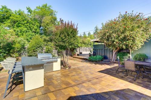 Κήπος έξω από το Walk to Park and Aquatic Center Airy Redding Home!
