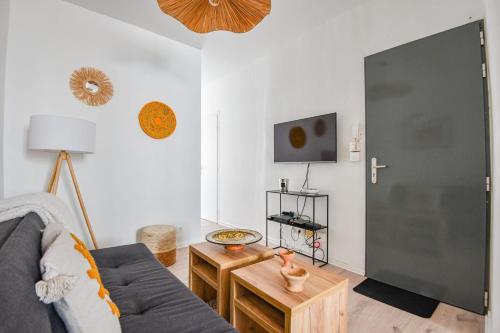 un salon avec un canapé et une télévision dans l'établissement Le Solea - Bel appart 1 ch proche Vieux-Port, à Marseille