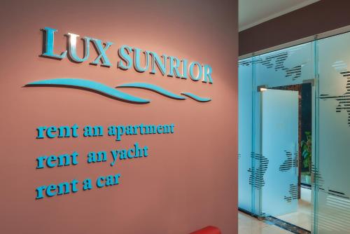 een bord voor het usa zomerresort een afspraak huren een jacht huren een auto bij Lux Apartments Sunrior in Budva