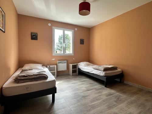 une chambre avec deux lits et une fenêtre dans l'établissement Villa 6 chambres à La Palmyre, proche plage et commerces, jardin, terrasse, BBQ, WIFI – 10 pers. - FR-1-705-60, aux Mathes