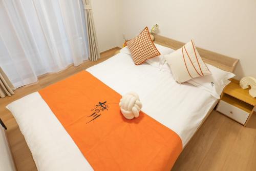 a bed with a teddy bear sitting on top of it at 桜の川38 新宿渋谷に直結 幡ヶ谷一戸建 2-11人丨 connected to Shinjuku and Shibuya House 2-11 people in Tokyo
