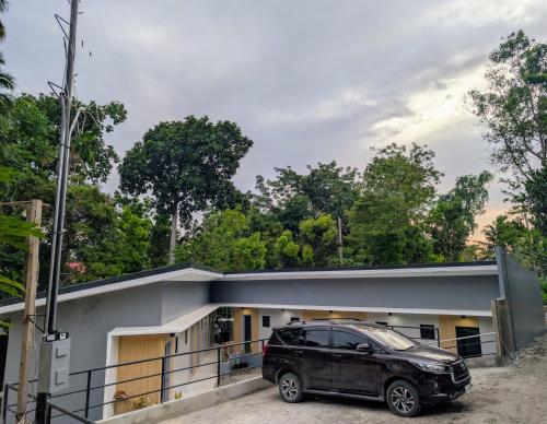 a black car parked in front of a building at The Canyoneer Inn in Alegria