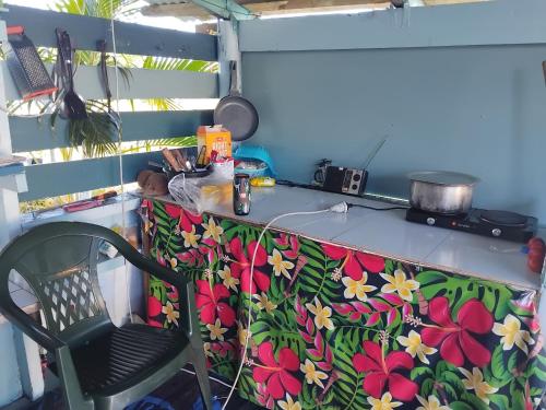 une cuisine avec un comptoir avec une table avec un motif floral dans l'établissement CORAL Retreat, à Rewasau