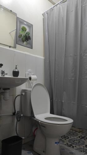 Koupelna v ubytování Cozy Airport apartment only 5 minutes walk