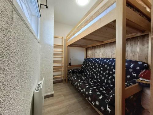 - une chambre avec des lits superposés et un canapé dans l'établissement T2 cabine lumineux avec terrasse proche commerces et pistes - FR-1-592-86, à Font-Romeu