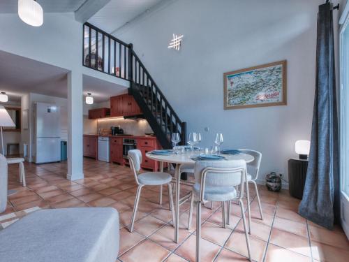 une cuisine et une salle à manger avec une table et des chaises dans l'établissement Appartement central 3 chambres, balcon, WiFi, Saint-Gervais - FR-1-663-31, à Saint-Gervais-les-Bains