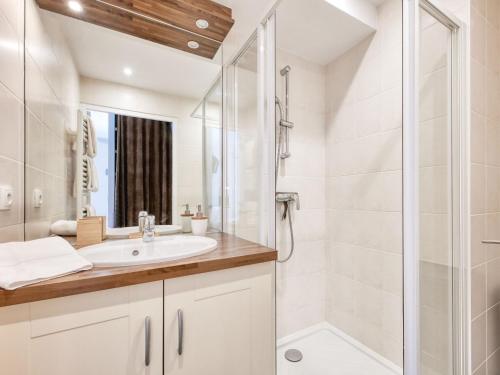 une salle de bain avec un lavabo et une douche dans l'établissement Charmant appartement rénové au centre avec jardin et parking, idéal pour 4 personnes - FR-1-663-34, à Saint-Gervais-les-Bains