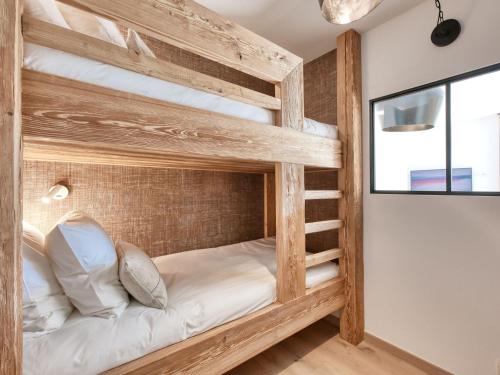 une chambre avec deux lits superposés dans une pièce dans l'établissement Charmant appartement rénové au centre avec jardin et parking, idéal pour 4 personnes - FR-1-663-34, à Saint-Gervais-les-Bains