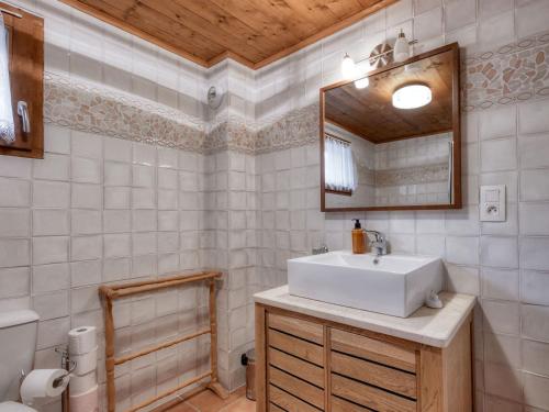 une salle de bain avec un lavabo et un miroir dans l'établissement Duplex à Saint-Gervais, 4 chambres, 8 pers, parking et WiFi - FR-1-663-36, à Saint-Gervais-les-Bains