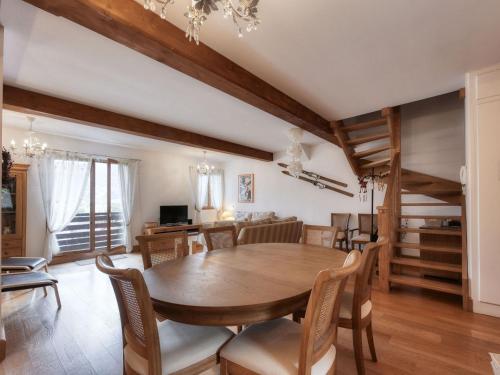 une salle à manger et un salon avec une table et des chaises dans l'établissement Duplex à Saint-Gervais, 4 chambres, 8 pers, parking et WiFi - FR-1-663-36, à Saint-Gervais-les-Bains