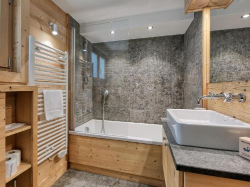 une salle de bain avec une baignoire et un lavabo dans l'établissement Chalet 8 pers à Saint-Gervais, proche pistes, parking, wifi, jardin - FR-1-663-29, à Saint-Gervais-les-Bains
