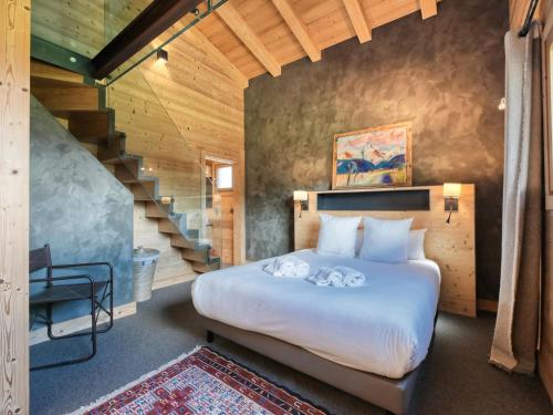 une chambre avec un lit avec deux serviettes dessus dans l'établissement Chalet 8 pers à Saint-Gervais, proche pistes, parking, wifi, jardin - FR-1-663-29, à Saint-Gervais-les-Bains