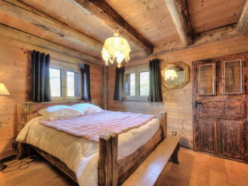 una camera con un letto in una baita di tronchi di Chalet savoyard, 4 chambres, sauna et jacuzzi à St-Gervais - FR-1-663-42 a Saint-Gervais-les-Bains
