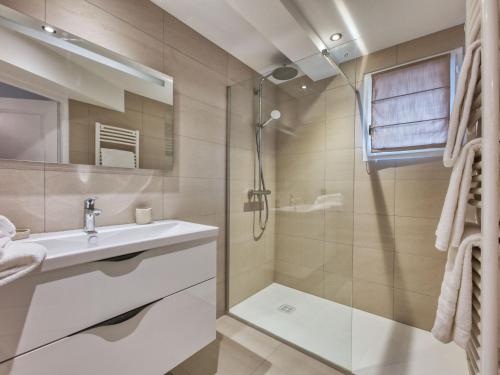 une salle de bain avec un lavabo et une douche dans l'établissement Appartement neuf 73m² centre Saint-Gervais, 2 chambres, parking, wifi - FR-1-663-44, à Saint-Gervais-les-Bains