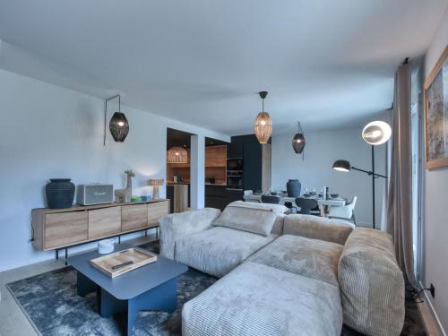 un salon avec un canapé et une table dans l'établissement Appartement neuf 73m² centre Saint-Gervais, 2 chambres, parking, wifi - FR-1-663-44, à Saint-Gervais-les-Bains