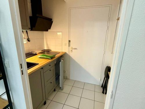 une petite cuisine avec un évier et un comptoir dans l'établissement Studio à Arcachon, 500 m de la plage, parking privé - FR-1-433-142, à Arcachon
