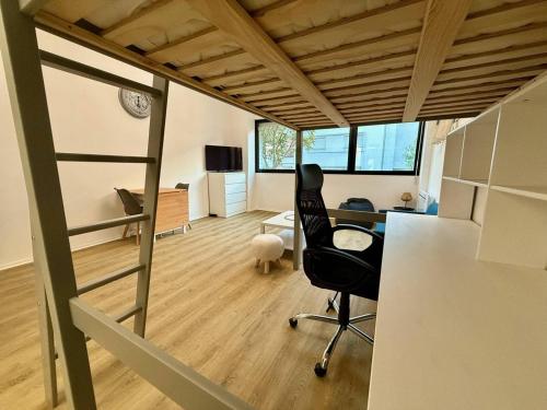 un bureau avec un bureau et une chaise dans la chambre dans l'établissement Studio à Arcachon, 500 m de la plage, parking privé - FR-1-433-142, à Arcachon