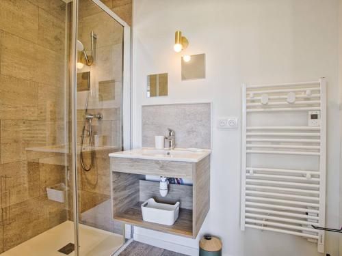 une salle de bain avec un lavabo et une douche dans l'établissement Appartement lumineux avec 2 balcons à 600m de la plage - FR-1-788-78, à Merville-Franceville-Plage