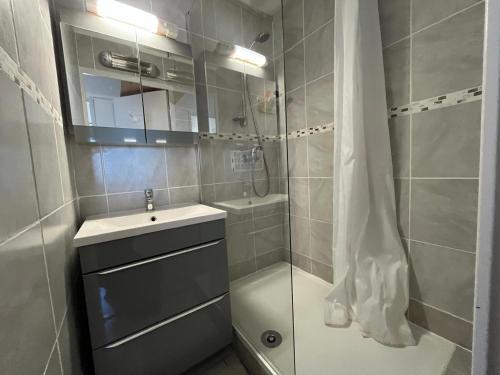 une salle de bain avec une douche, un lavabo et des toilettes dans l'établissement Appartement 2 pièces près de la plage avec mezzanine et parking - FR-1-338-621, à Sète