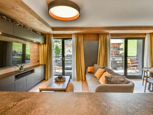 un salon avec un canapé et une table dans l'établissement Chalet T4 spacieux 6-8 pers. avec vue sur les pistes - FR-1-685-88, aux Gets