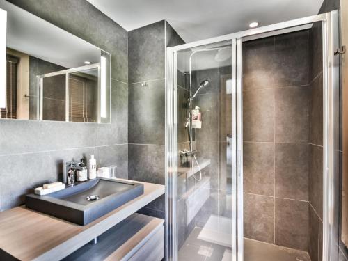 une salle de bain avec un lavabo et une douche dans l'établissement Chalet T4 spacieux 6-8 pers. avec vue sur les pistes - FR-1-685-88, aux Gets