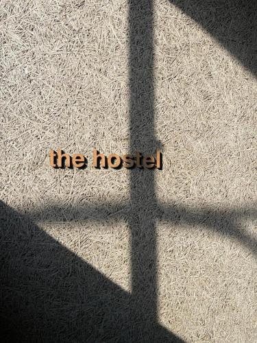 cafe&hostel TMCに飾ってある許可証、賞状、看板またはその他の書類