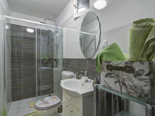 Et badeværelse på Studio Apartment with Terrace Leona