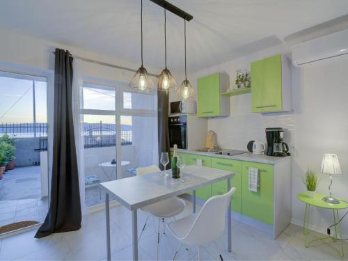 Studio Apartment with Terrace Leona