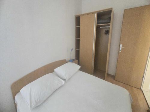 Apartments Mateo - One Bedroom Apartment - White