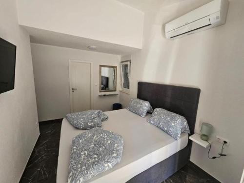 Spacious Villa With Outdoor Swimming Pool in Trogir - Classic Two Bedroom Apartment
